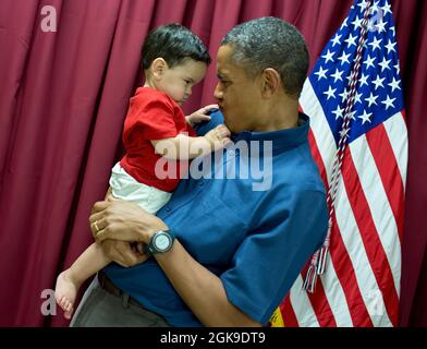 25. Dez. 2013'Wenn kleine Kinder da sind, weiß man nie, was passieren wird. Am Weihnachtstag begrüßten der Präsident und die First Lady fast 600 aktive Einsatztruppen und ihre Familien auf der Marine Corps Base Hawaii Kaneohe (lokal bekannt als K-Bay). Dieser Junge gab dem Präsidenten einen Blick, den er zurückkehrte; klicken Sie auf das nächste Foto, um zu sehen, was als nächstes geschah.“ (Offizielles Foto des Weißen Hauses von Pete Souza) Dieses offizielle Foto des Weißen Hauses wird nur zur Veröffentlichung durch Nachrichtenorganisationen und/oder zum persönlichen Druck durch die Betreffzeile(en) des Fotos zur Verfügung gestellt. Das Foto m Stockfoto