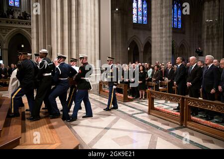 Präsident Barack Obama, Vizepräsident Joe Biden und der ehemalige Präsident Bill Clinton nehmen am 21. Dezember 2012 an einem Trauerdienst für den hawaiianischen Senator Daniel Ken Inouye in der Washington National Cathedral in Washington, D.C., Teil. (Offizielles Foto des Weißen Hauses von Pete Souza) Dieses offizielle Foto des Weißen Hauses wird nur zur Veröffentlichung durch Nachrichtenorganisationen und/oder zum persönlichen Druck durch die Betreffzeile(en) des Fotos zur Verfügung gestellt. Das Foto darf in keiner Weise manipuliert werden und darf in keiner Weise in kommerziellen oder politischen Materialien, Werbung, E-Mails, Produkten oder Werbeaktionen verwendet werden Stockfoto