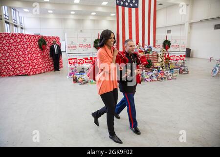 First Lady Michelle Obama besucht das Joint Base Anacostia-Bolling Toys for Tots Distribution Center in Washington, D.C., 11. Dezember 2012. (Offizielles Foto des Weißen Hauses von Lawrence Jackson) Dieses offizielle Foto des Weißen Hauses wird nur zur Veröffentlichung durch Nachrichtenorganisationen und/oder zum persönlichen Druck durch die Betreffenden des Fotos zur Verfügung gestellt. Das Foto darf in keiner Weise manipuliert werden und darf nicht in kommerziellen oder politischen Materialien, Anzeigen, E-Mails, Produkten oder Werbeaktionen verwendet werden, die in irgendeiner Weise die Zustimmung oder Billigung des Präsidenten, der ersten Familie oder t nahelege Stockfoto