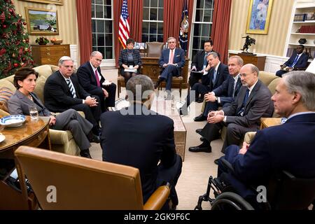 Präsident Barack Obama trifft sich am 5. Dezember 2014 mit neu gewählten Gouverneuren im Oval Office. Von links sind Gina Raimondo, Gouverneur von Rhode Island, Larry Hogan, Gouverneur von Maryland, Bill Walker, Senior Advisor Valerie Jarrett, Jerry Abramson, Director of Intergovernmental Affairs, Adrian Saenz, Deputy Director of Intergovernmental Affairs, Charlie Baker, Gouverneur von Massachusetts, Bruce Rauner, Gouverneur von Pennsylvania, Tom Wolf und Greg Abbott, Gouverneur von Texas. (Offizielles Foto des Weißen Hauses von Pete Souza) Dieses offizielle Foto des Weißen Hauses wird nur für Publ zur Verfügung gestellt Stockfoto