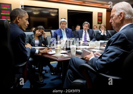 Präsident Barack Obama und Vizepräsident Joe Biden berufen am 1. Dezember 2014 eine Sitzung des Nationalen Sicherheitsrats im Situationsraum des Weißen Hauses ein. Von links sitzen die Nationale Sicherheitsberaters Susan E. Reis, Außenminister John Kerry, Tony Blinken, stellvertretender nationaler Sicherheitsberater und Lisa Monaco, Assistentin des Präsidenten für innere Sicherheit und Terrorismusbekämpfung. (Offizielles Foto des Weißen Hauses von Pete Souza) Dieses offizielle Foto des Weißen Hauses wird nur für die Veröffentlichung durch Nachrichtenorganisationen und/oder für den persönlichen Druck durch die Betreffzeile(en) des p zur Verfügung gestellt Stockfoto