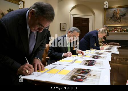 Die Kabinettsmitglieder unterschreiben Kopien des offiziellen Kabinettfotos im Roosevelt-Raum des Weißen Hauses, 28. November 2012. Von links sind abgebildet: Verteidigungsminister Leon Panetta, Energieminister Steven Chu, Außenministerin Hillary Rodham Clinton, Arbeitsministerin Hilda Solis und der Vorsitzende des Wirtschaftsberaterrates Alan Krueger. (Offizielles Foto des Weißen Hauses von Pete Souza) Dieses offizielle Foto des Weißen Hauses wird nur zur Veröffentlichung durch Nachrichtenorganisationen und/oder zum persönlichen Druck durch die Betreffzeile(en) des Fotos zur Verfügung gestellt. Das Foto darf in keiner Weise manipuliert werden Stockfoto