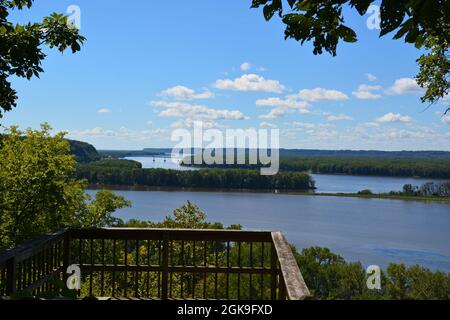 Mit Blick auf den Mississippi River von einer Aussichtsplattform am Oak Point im Mississippi Palisades State Park außerhalb von Savanna Illinois. Stockfoto