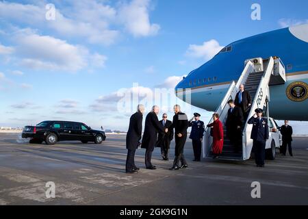 Präsident Barack Obama wird am 25. November 2014 vom Gouverneur von Illinois, Pat Quinn, und dem Bürgermeister von Chicago, Rahm Emanuel, begrüßt. (Offizielles Foto des Weißen Hauses von Pete Souza) Dieses offizielle Foto des Weißen Hauses wird nur zur Veröffentlichung durch Nachrichtenorganisationen und/oder zum persönlichen Druck durch die Betreffzeile(en) des Fotos zur Verfügung gestellt. Das Foto darf in keiner Weise manipuliert werden und darf nicht in kommerziellen oder politischen Materialien, Anzeigen, E-Mails, Produkten, Werbeaktionen verwendet werden, die in irgendeiner Weise die Zustimmung oder Billigung des Präsidenten nahelege, Stockfoto