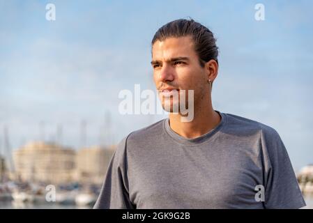 Porträt eines jungen lateinamerikas nach einer Übung im Freien Stockfoto