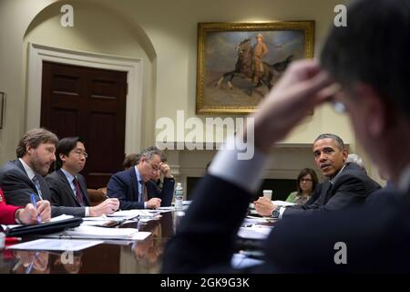 Präsident Barack Obama, umrahmt von dem Arm von Finanzminister Jack Lew, hält am 21. November 2013 eine Sitzung zum Affordable Care Act im Roosevelt Room des Weißen Hauses ab. (Offizielles Foto des Weißen Hauses von Pete Souza) Dieses offizielle Foto des Weißen Hauses wird nur zur Veröffentlichung durch Nachrichtenorganisationen und/oder zum persönlichen Druck durch die Betreffzeile(en) des Fotos zur Verfügung gestellt. Das Foto darf in keiner Weise manipuliert werden und darf nicht in kommerziellen oder politischen Materialien, Anzeigen, E-Mails, Produkten oder Werbeaktionen verwendet werden, die in irgendeiner Weise eine Zustimmung oder Billigung des Presi nahelege Stockfoto