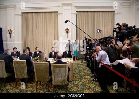 Präsident Barack Obama und der chinesische Premierminister Wen Jiabao werden vor dem Beginn ihres bilateralen Treffens auf dem US-ASEAN-Gipfel in Phnom Penh, Kambodscha, am 20. November 2012, fotografiert. (Offizielles Foto des Weißen Hauses von Pete Souza) Dieses offizielle Foto des Weißen Hauses wird nur zur Veröffentlichung durch Nachrichtenorganisationen und/oder zum persönlichen Druck durch die Betreffzeile(en) des Fotos zur Verfügung gestellt. Das Foto darf in keiner Weise manipuliert werden und darf nicht in kommerziellen oder politischen Materialien, Anzeigen, E-Mails, Produkten oder Werbeaktionen verwendet werden, die in irgendeiner Weise eine Genehmigung oder Billigung o nahelege Stockfoto