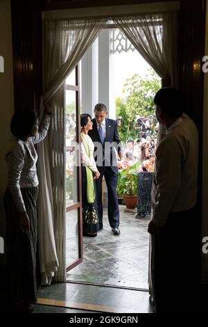 Präsident Barack Obama tritt mit der birmanischen Oppositionsführerin Aung San Suu Kyi nach ihren Erklärungen vor der Presse in ihrem Haus in Rangun, Burma, am 19. November 2012 zusammen. (Offizielles Foto des Weißen Hauses von Pete Souza) Dieses offizielle Foto des Weißen Hauses wird nur zur Veröffentlichung durch Nachrichtenorganisationen und/oder zum persönlichen Druck durch die Betreffzeile(en) des Fotos zur Verfügung gestellt. Das Foto darf in keiner Weise manipuliert werden und darf nicht in kommerziellen oder politischen Materialien, Anzeigen, E-Mails, Produkten, Werbeaktionen verwendet werden, die in irgendeiner Weise die Zustimmung oder Billigung des Präsidenten suggerieren, t Stockfoto