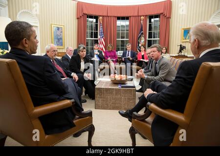 Präsident Barack Obama nimmt an einer Sitzung des National Disaster Recovery Board mit Vizepräsident Joe Biden im Oval Office am 14. November 2012 Teil. Im Uhrzeigersinn vom Präsidenten sind: FEMA-Administrator Craig Fugate; Homeland Security Secretary Janet Napolitano; John Brennan, Assistant to the President for Homeland Security and Counterterterrorism; Rob Nabors, Director of Legislative Affairs; Chief of Staff Jack Lew; Deputy Director of Communications Jennifer Palmieri; Acting OMB Director Jeffrey Zients; Cecilia Muñoz, Direktorin des Rates für Innenpolitik; Alyssa Mastromonaco, Stellvertretender Stabschef für Stockfoto