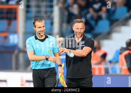 Trainer Pal DARDAI (B) lacht mit Schiedsrichterassistent Jan Clemens NEITZEL-PETERSEN, nach dem Spiel, Assistenten, gute Laune, Fußball 1. Bundesliga, 4. Spieltag, VfL Bochum (BO) - Hertha BSC Berlin (B) 1:3, am 12. September 2021 in Bochum/Deutschland. #die DFL-Vorschriften verbieten die Verwendung von Fotos als Bildsequenzen und/oder quasi-Video # Â Stockfoto