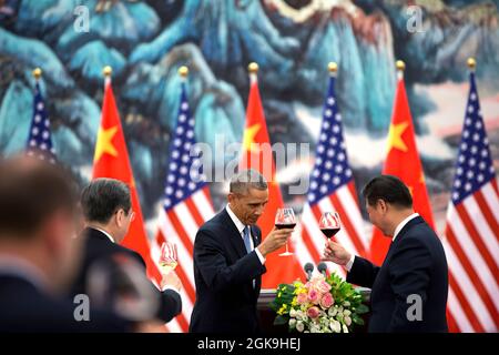 Präsident Barack Obama gibt dem chinesischen Präsidenten Xi Jinping während eines Staatsbanketts in der Großen Halle der Menschen in Peking, China, am 12. November 2014 einen Toast ab. (Offizielles Foto des Weißen Hauses von Pete Souza) Dieses offizielle Foto des Weißen Hauses wird nur zur Veröffentlichung durch Nachrichtenorganisationen und/oder zum persönlichen Druck durch die Betreffzeile(en) des Fotos zur Verfügung gestellt. Das Foto darf in keiner Weise manipuliert werden und darf nicht in kommerziellen oder politischen Materialien, Anzeigen, E-Mails, Produkten, Werbeaktionen verwendet werden, die in irgendeiner Weise die Zustimmung oder Billigung des Präsidenten, der Firs, nahelege Stockfoto