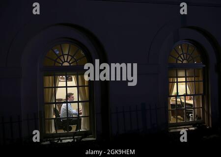 Der stellvertretende Pressesekretär des Weißen Hauses, Josh Earnest, arbeitet am 12. November 2013 in seinem Büro im Westflügel. (Offizielles Foto des Weißen Hauses von Lawrence Jackson) Dieses offizielle Foto des Weißen Hauses wird nur zur Veröffentlichung durch Nachrichtenorganisationen und/oder zum persönlichen Druck durch die Betreffenden des Fotos zur Verfügung gestellt. Das Foto darf in keiner Weise manipuliert werden und darf nicht in kommerziellen oder politischen Materialien, Anzeigen, E-Mails, Produkten oder Werbeaktionen verwendet werden, die in irgendeiner Weise die Zustimmung oder Billigung des Präsidenten, der ersten Familie oder des Weißen Hauses nahelege. Stockfoto