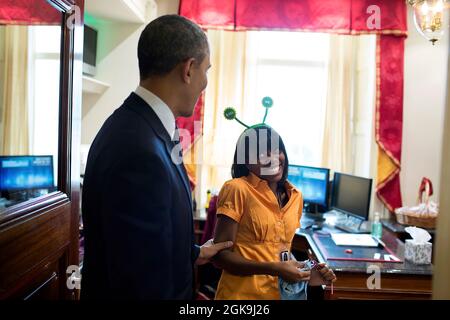 Präsident Barack Obama spricht mit Angela Tennison im Usher's Office of the White House, 31. Oktober 2013. (Offizielles Foto des Weißen Hauses von Pete Souza) Dieses offizielle Foto des Weißen Hauses wird nur zur Veröffentlichung durch Nachrichtenorganisationen und/oder zum persönlichen Druck durch die Betreffzeile(en) des Fotos zur Verfügung gestellt. Das Foto darf in keiner Weise manipuliert werden und darf nicht in kommerziellen oder politischen Materialien, Anzeigen, E-Mails, Produkten oder Werbeaktionen verwendet werden, die in irgendeiner Weise die Zustimmung oder Billigung des Präsidenten, der ersten Familie oder des Weißen Hauses nahelege. Stockfoto