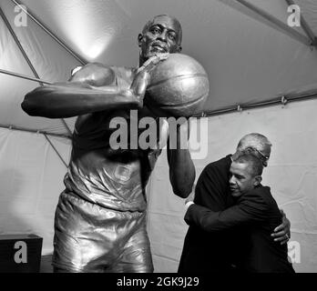 30. Oktober 2013"der Präsident umarmt den ehemaligen Boston Celtics Hall of Fame-Basketballspieler Bill Russell während eines Stopps, um die Statue von Russell vor der Enthüllung auf dem City Hall Plaza in Boston zu sehen." (Offizielles Foto des Weißen Hauses von Pete Souza) Dieses offizielle Foto des Weißen Hauses wird nur zur Veröffentlichung durch Nachrichtenorganisationen und/oder zum persönlichen Druck durch die Betreffzeile(en) des Fotos zur Verfügung gestellt. Das Foto darf in keiner Weise manipuliert werden und darf nicht in kommerziellen oder politischen Materialien, Anzeigen, E-Mails, Produkten oder Werbeaktionen verwendet werden, die in irgendeiner Weise eine Genehmigung vorschlagen Stockfoto