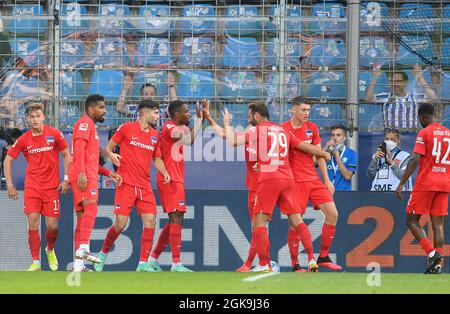 Bochum, Deutschland. 12. September 2021. Jubilation Myziane MAOLIDA (B) nach seinem Tor auf 1:3, mit Maximilian MITTELSTAEDT (withtelstÃ dt, B), Kevin-Prince BOATENG (B), Suat SERDAR (B), Myziane MAOLIDA (B), Lucas TOUSART (B ), Linus GECHTER (B), <b42 Fussball 1. Bundesliga, 04.Spieltag, VfL Bochum (BO) - Hertha BSC Berlin (B) 1:3, am 12.09.2021 in Bochum/Deutschland. Die DFL-Bestimmungen von #verbieten die Verwendung von Fotos als Bildsequenzen und/oder quasi-Video # Â Credit: dpa/Alamy Live News Stockfoto