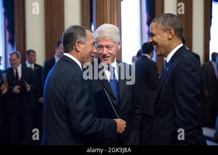 Präsident Barack Obama und der ehemalige Präsident Bill Clinton sprechen mit dem Sprecher des Repräsentantenhauses John Boehner, R-Ohio, vor einer Gedenkfeier für den ehemaligen Sprecher des Repräsentantenhauses Tom Foley, D-Wash. Am 29. Oktober 2013 im US-Kapitol in Washington, D.C.. (Offizielles Foto des Weißen Hauses von Pete Souza) Dieses offizielle Foto des Weißen Hauses wird nur zur Veröffentlichung durch Nachrichtenorganisationen und/oder zum persönlichen Druck durch die Betreffzeile(en) des Fotos zur Verfügung gestellt. Das Foto darf in keiner Weise manipuliert werden und darf nicht in kommerziellen oder politischen Materialien, Werbung, E-Mails, Produkten oder Werbeaktionen verwendet werden Stockfoto