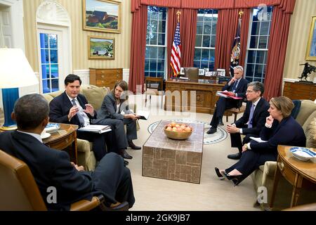 Präsident Barack Obama hält im Oval Office am 27. Oktober 2014 ein Treffen über die Reaktion der Regierung auf Ebola ab. Von links sind anwesend: Ron Klain, Koordinator für die Ebola-Reaktion, Sylvia Mathews Burwell, Sekretärin im Gesundheits- und Sozialwesen, Denis McDonough, Leslie Dach, Senior Counsel des US-Gesundheitsministeriums und Lisa Monaco, Assistentin des Präsidenten für Heimatschutz und Terrorismusbekämpfung. (Offizielles Foto des Weißen Hauses von Pete Souza) Dieses offizielle Foto des Weißen Hauses wird nur zur Veröffentlichung durch Nachrichtenorganisationen und/oder für den persönlichen Gebrauch zur Verfügung gestellt Stockfoto