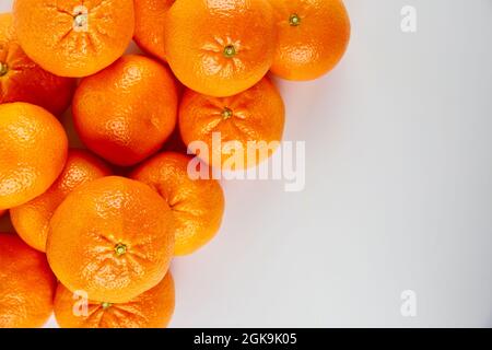 Reife ganze Mandarinen oder Mandarinen auf weißem Hintergrund. Stockfoto