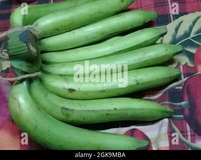 Leckere und gesunde farbige rohe Bananenbündel im Geschäft zum Verkauf Stockfoto