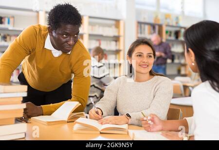 Gruppe von Erwachsenen, die in der Bibliothek studieren Stockfoto
