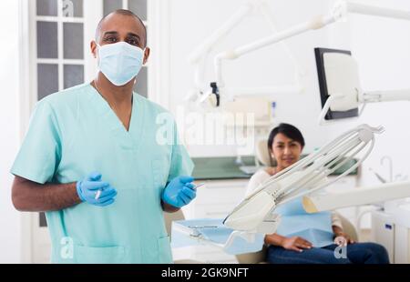 Selbstbewusster professioneller Stomatologe posiert in der Zahnklinik Stockfoto