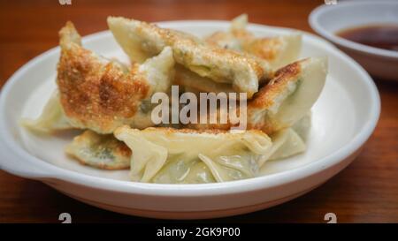 Traditionelle chinesische hausgemachte Pfanne gebratenen Knödel, Essig, China Stockfoto