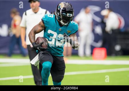 Houston, TX, USA. September 2021. Jacksonville Jaguars läuft zurück Dare Ogunbowale (33) erwärmt sich vor einem NFL-Fußballspiel zwischen den Jacksonville Jaguars und den Houston Texans im NRG Stadium in Houston, TX. Die Texaner gewannen das Spiel 37 bis 21.Trask Smith/CSM/Alamy Live News Stockfoto