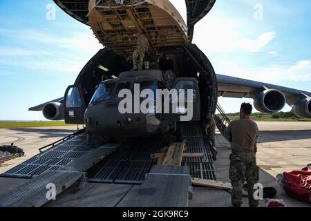 Soldaten mit dem 1. Bataillon, dem 228. Luftfahrtregiment, der Joint Task Force-Bravo, dem Soto Cano Air Base, Honduras, laden einen UH-60 Black Hawk Hubschrauber in eine C-5 Super Galaxy vom Westover Air Reserve Base, Massachusetts, auf der Naval Station Guantanamo Bay, Kuba, 9. September 2021. Insgesamt zwei HH-60s und drei UH-60 Black Hawk-Hubschrauber in die C-5 für den erneuten Einsatz zurück zu Soto Cano ab. Die Luftbesatzung mit JTF-B flog 700 km und mehr als 500 Stunden, rette Leben und lieferte Hilfe in Haiti. (USA Air Force Foto von Tech. Sgt. Marleah Cabano) Stockfoto