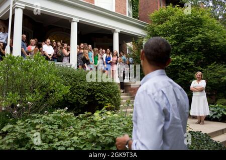 Präsident Barack Obama begrüßt Nachbarn bei einem Spaziergang in seinem Hyde Park/Kenwood-Viertel in Chicago, Illinois, 12. August 2012. (Offizielles Foto des Weißen Hauses von Pete Souza) Dieses offizielle Foto des Weißen Hauses wird nur zur Veröffentlichung durch Nachrichtenorganisationen und/oder zum persönlichen Druck durch die Betreffzeile(en) des Fotos zur Verfügung gestellt. Das Foto darf in keiner Weise manipuliert werden und darf nicht in kommerziellen oder politischen Materialien, Anzeigen, E-Mails, Produkten oder Werbeaktionen verwendet werden, die in irgendeiner Weise die Zustimmung oder Billigung des Präsidenten, der ersten Familie oder des Weißen Hauses nahelege. Stockfoto