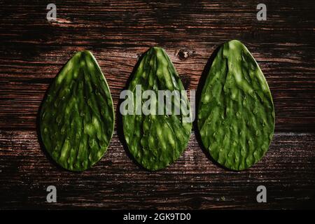 Verlassen von Kaktus nopales mexikanische Lebensmittelzutat grnes Essen.  Draufsicht in Mexiko Stockfotografie - Alamy