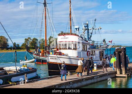 Passagiere, die am Motorschiff Gikumi für eine dreistündige Fahrt auf dem Fraser River Delta in Steveston British Columbia, Kanada, ankommen Stockfoto