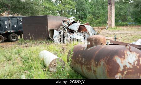 Yellow yanmar Bagger Abriss alten Ziegelkamin viel zu löschen Stockfoto