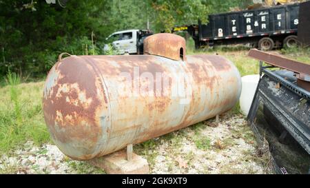 Yellow yanmar Bagger Abriss alten Ziegelkamin viel zu löschen Stockfoto