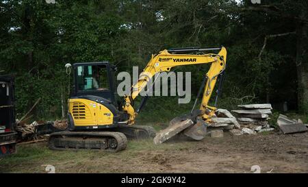 Yellow yanmar Bagger Abriss alten Ziegelkamin viel zu löschen Stockfoto