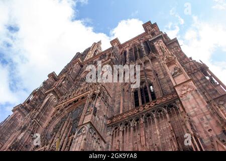 Nahaufnahme der Kathedrale unserer Lieben Frau von Straßburg, auch Straßburger Münster genannt, in Straßburg, Frankreich. Stockfoto