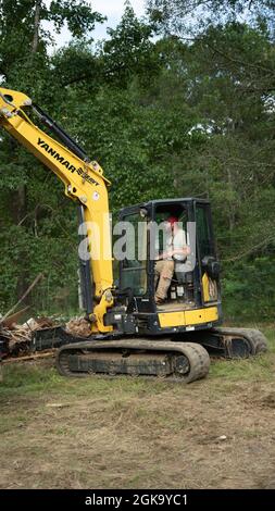 Yellow yanmar Bagger Abriss alten Ziegelkamin viel zu löschen Stockfoto