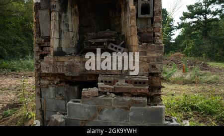 Yellow yanmar Bagger Abriss alten Ziegelkamin viel zu löschen Stockfoto