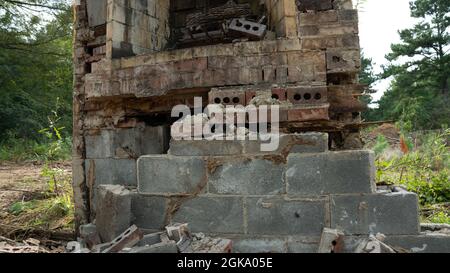 Yellow yanmar Bagger Abriss alten Ziegelkamin viel zu löschen Stockfoto
