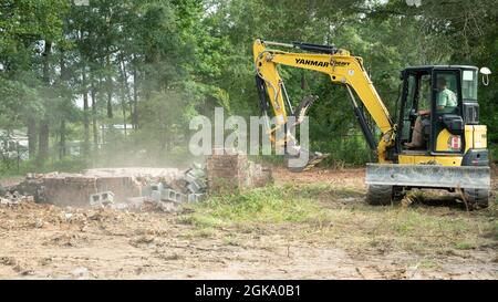 Yellow yanmar Bagger Abriss alten Ziegelkamin viel zu löschen Stockfoto