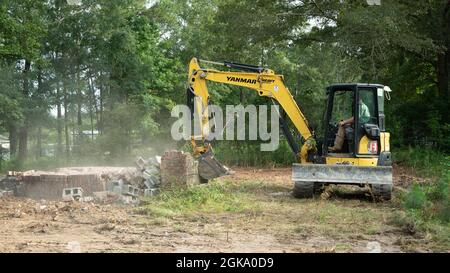 Yellow yanmar Bagger Abriss alten Ziegelkamin viel zu löschen Stockfoto