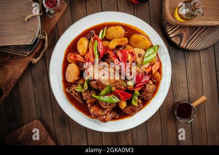 Chinesisches Gericht Dapanji mit Eintopf Huhn und Kartoffeln Stockfoto