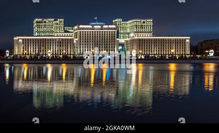 Das russische Verteidigungsministerium am Frunzenskaja-Damm in der Winternacht Stockfoto