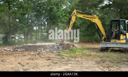 Yellow yanmar Bagger Abriss alten Ziegelkamin viel zu löschen Stockfoto
