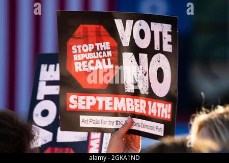 Long Beach, USA. September 2021. Ein Seufzer auf dem No on the Recall Campaign Event mit US-Präsident Joe Biden am Long Beach City College am 13. September 2021 in Long Beach, CA. Einen Tag vor der Wahl zur Erinnerung an Kalifornien steht die Gov. Gavin Newsom wurde von US-Präsident Joe Biden unterstützt, während er weiterhin im ganzen Staat Wahlkampf führt. (Foto von Brian Feinzimer/Sipa USA) Quelle: SIPA USA/Alamy Live News Stockfoto