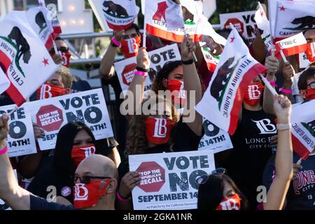 Long Beach, USA. September 2021. Anhänger von Governor Newsom winken am 13. September 2021 in Long Beach, CA, Flaggen und Schilder bei der Veranstaltung „Nein zur Rückrufaktion“ mit US-Präsident Joe Biden. Einen Tag vor der Wahl zur Erinnerung an Kalifornien steht die Gov. Gavin Newsom wurde von US-Präsident Joe Biden unterstützt, während er weiterhin im ganzen Staat Wahlkampf führt. (Foto von Brian Feinzimer/Sipa USA) Quelle: SIPA USA/Alamy Live News Stockfoto