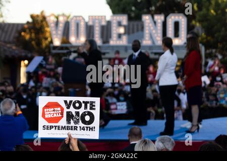 Long Beach, USA. September 2021. Ein Zeichen während eines No auf der Rückrufaktion Veranstaltung mit US-Präsident Joe Biden am Long Beach City College am 13. September 2021 in Long Beach, CA. Einen Tag vor der Wahl zur Erinnerung an Kalifornien steht die Gov. Gavin Newsom wurde von US-Präsident Joe Biden unterstützt, während er weiterhin im ganzen Staat Wahlkampf führt. (Foto von Brian Feinzimer/Sipa USA) Quelle: SIPA USA/Alamy Live News Stockfoto