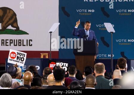 Long Beach, USA. September 2021. Der US-Senator Alex Padilla spricht am 13. September 2021 im Long Beach City College in Long Beach, CA, während einer No-Kampagne mit US-Präsident Joe Biden. Einen Tag vor der Wahl zur Erinnerung an Kalifornien steht die Gov. Gavin Newsom wurde von US-Präsident Joe Biden unterstützt, während er weiterhin im ganzen Staat Wahlkampf führt. (Foto von Brian Feinzimer/Sipa USA) Quelle: SIPA USA/Alamy Live News Stockfoto