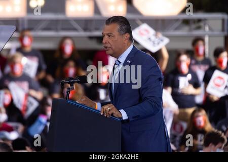 Long Beach, USA. September 2021. Der US-Senator Alex Padilla spricht am 13. September 2021 im Long Beach City College in Long Beach, CA, während einer No-Kampagne mit US-Präsident Joe Biden. Einen Tag vor der Wahl zur Erinnerung an Kalifornien steht die Gov. Gavin Newsom wurde von US-Präsident Joe Biden unterstützt, während er weiterhin im ganzen Staat Wahlkampf führt. (Foto von Brian Feinzimer/Sipa USA) Quelle: SIPA USA/Alamy Live News Stockfoto