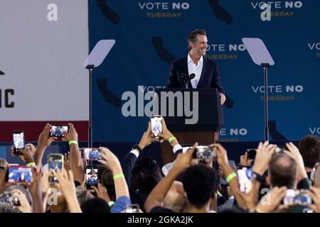 Long Beach, USA. September 2021. Kalifornische Gov. Gavin Newsom spricht während eines No on the Recall Campaign Events mit US-Präsident Joe Biden am 13. September 2021 am Long Beach City College in Long Beach, CA. Einen Tag vor der Wahl zur Erinnerung an Kalifornien steht die Gov. Gavin Newsom wurde von US-Präsident Joe Biden unterstützt, während er weiterhin im ganzen Staat Wahlkampf führt. (Foto von Brian Feinzimer/Sipa USA) Quelle: SIPA USA/Alamy Live News Stockfoto