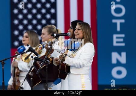 Long Beach, USA. September 2021. Mariachi Divas tritt während eines No auf der Rückrufaktion Veranstaltung mit US-Präsident Joe Biden am Long Beach City College am 13. September 2021 in Long Beach, CA auf. Einen Tag vor der Wahl zur Erinnerung an Kalifornien steht die Gov. Gavin Newsom wurde von US-Präsident Joe Biden unterstützt, während er weiterhin im ganzen Staat Wahlkampf führt. (Foto von Brian Feinzimer/Sipa USA) Quelle: SIPA USA/Alamy Live News Stockfoto